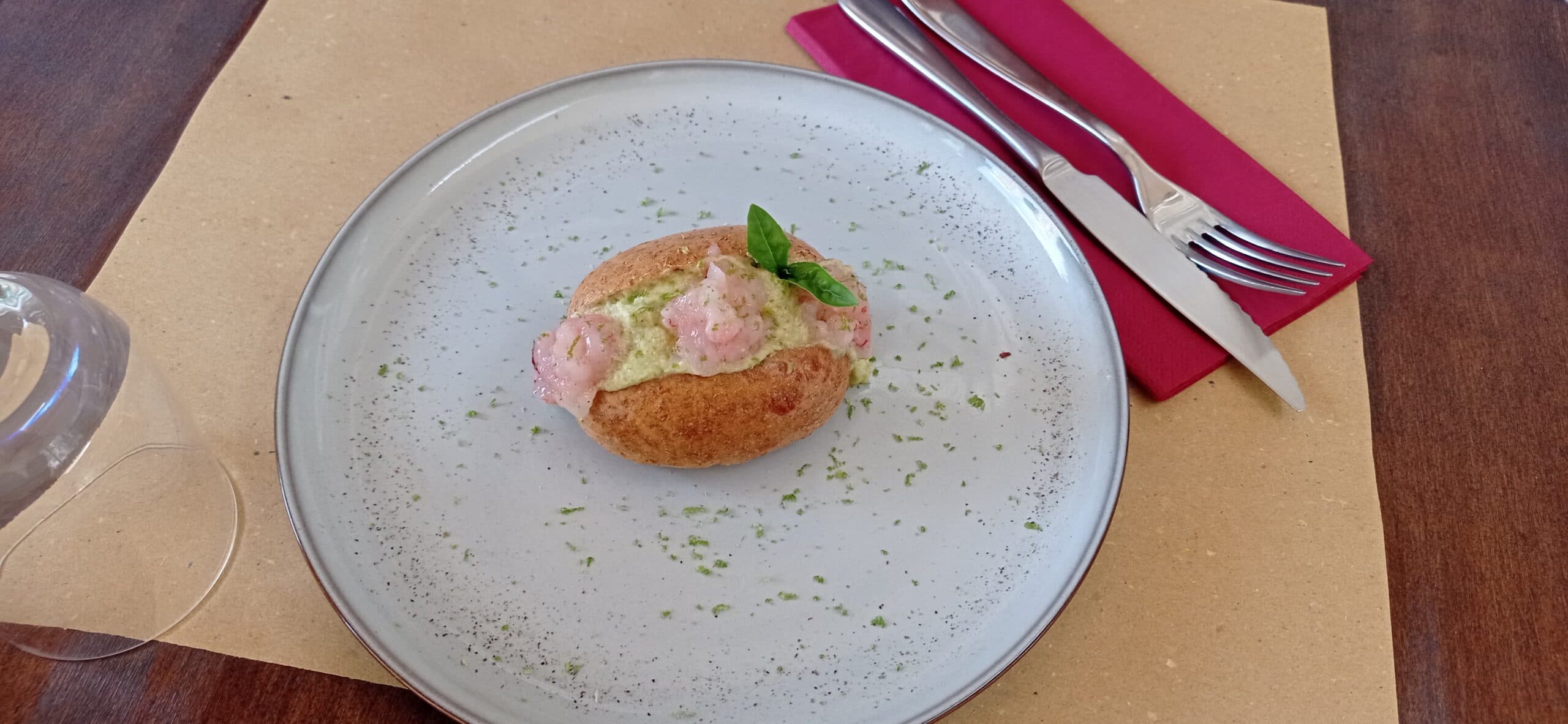 Maritozzo salato integrale con mousse di zucchine romaesche e tartare di gambero rosso e lime