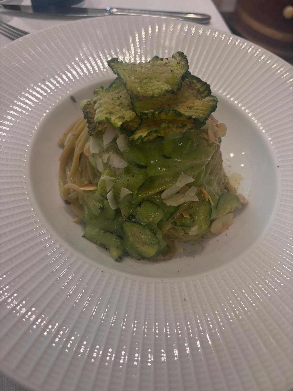 Spaghetti integrali con pesto di zucchine, menta e mandorle