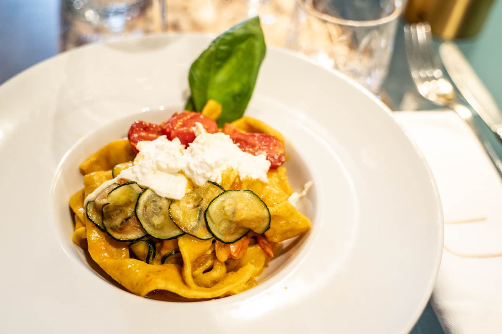 Pappardelle integrali all'oro di zafferano, datterini confit e stracciatella di burrata.