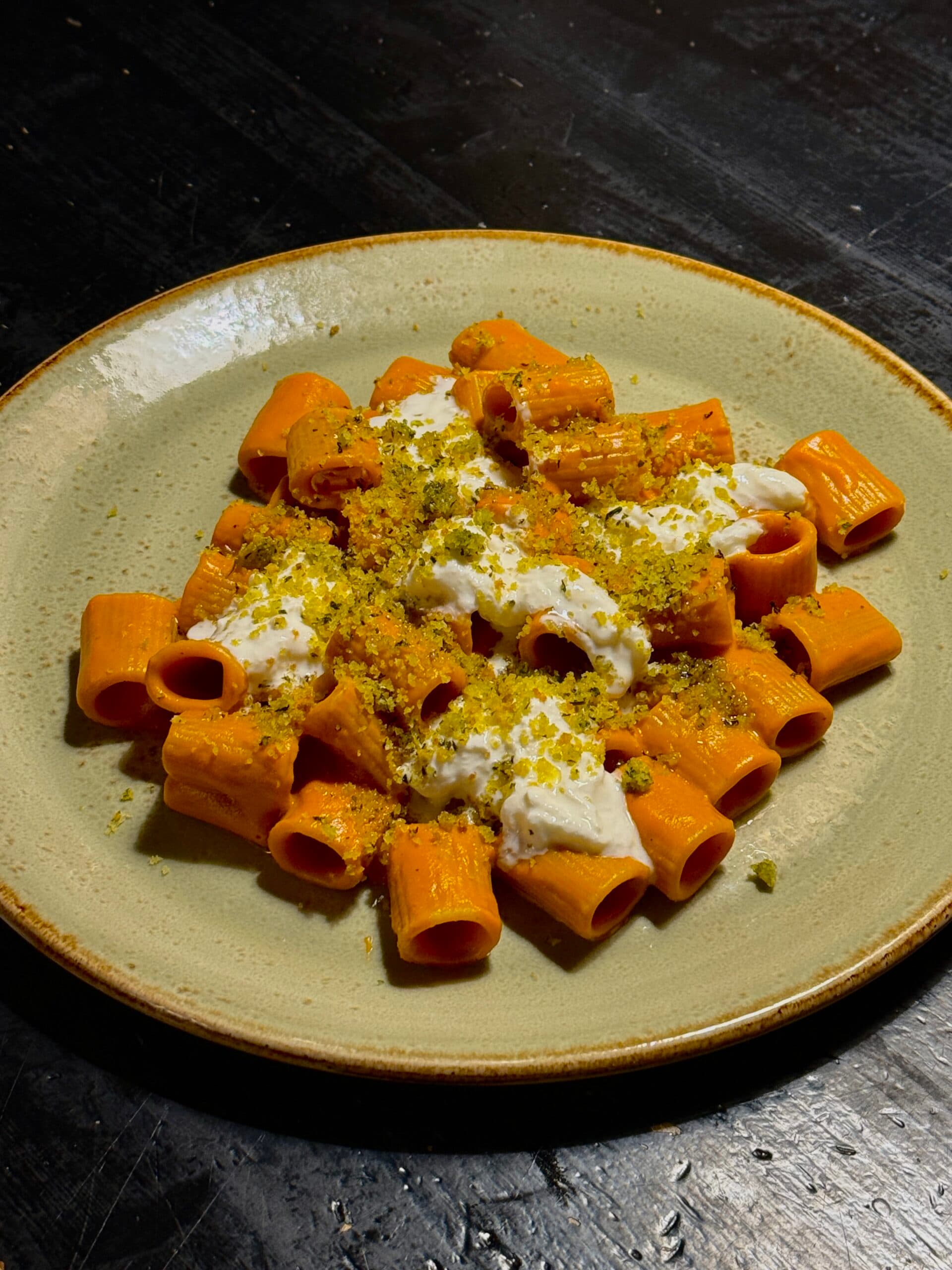 Mezza manica crema di peperoni, stracciatella e crumble alle erbe